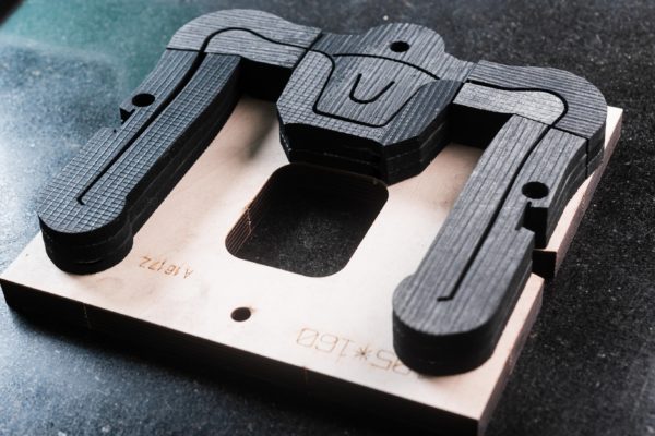 For production of "Mike" type packages and with a cutting handle