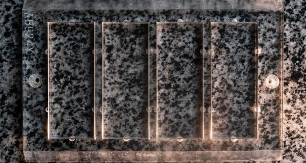 Для высечки рулонной самоклейки. Основания для таких штанцформ изготавливаются из оргстекла
